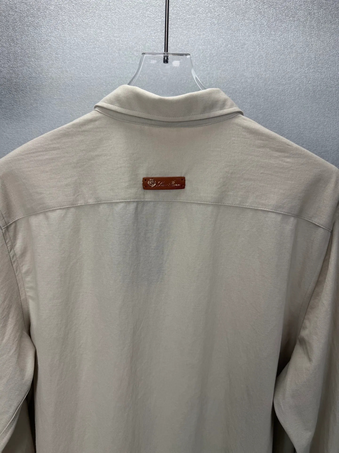 Loro Piana 2026 New Arrival Solid Color Linen Couple Style Lapel Shirt High Version High Version The fabric is made of linen, cotton, nylon composite materials, the whole body is solid color, simple and loose fit, and the leather letter logo embroidery design on the back neck is fashionable and personalized. Super Versatile and good-looking shirt. Very suitable for both men and women. A must-have for everyone. Packaging Tag Collar Label Washed Wheat Complete 👍 Colors: Navy Blue, Gray, Khaki, White Sizes:M-4XL